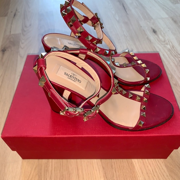 Magenta Rockstud Valentino Heels - Picture 2 of 8